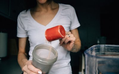 Whey-eiwit: Wat je moet weten voordat je koopt